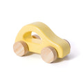Holzauto in verschiedenen Farben